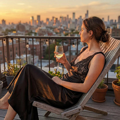 🌙 A régi pizsamák unalmasak, nem érződik bennük a luxus? – Elegáns V-nyakú selyem hálóing!