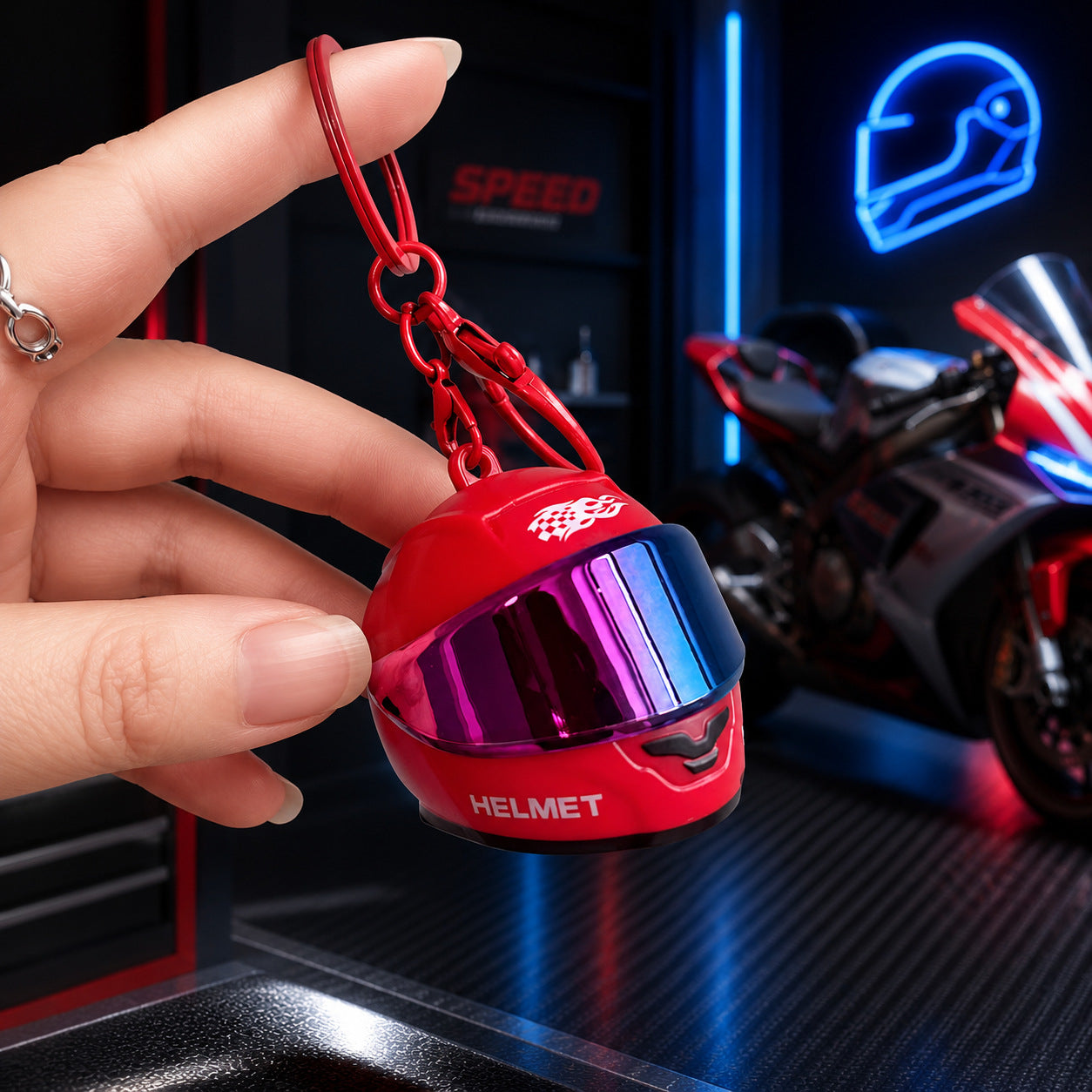 🔑 Unalmas kulcstartóid vannak? – Ez a mini sisak egyedi és felismerhető darab