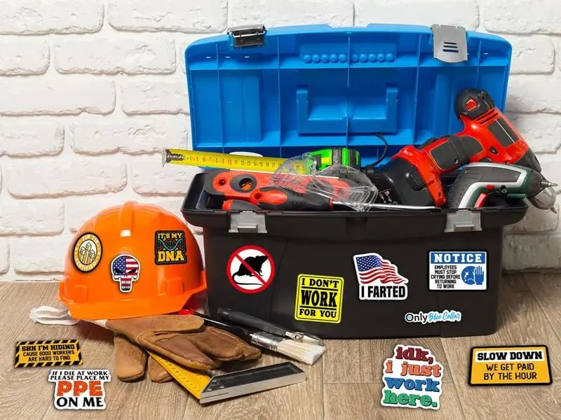 🎒 Unod a szürke hétköznapokat? – Ezek a vicces matricák feldobják a laptopot, a kulacsot vagy a szerszámosládát
